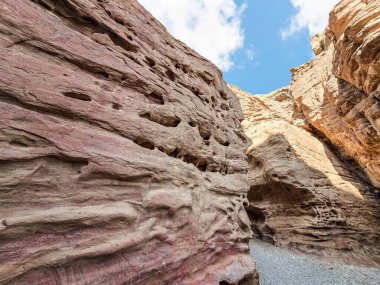 Kızıl Kanyon 'daki kızıl dağlar arasındaki dolambaçlı geçidin doğal ihtişamı İsrail' in güneyindeki Eilat kenti yakınlarındaki doğa koruma alanı.