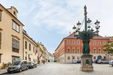 Prag, Çek Cumhuriyeti, 12 Mayıs 2024: Çek Cumhuriyeti 'nin Prag kenti Hradcanska Meydanı yakınlarındaki Loretaska Caddesi üzerindeki eski bina