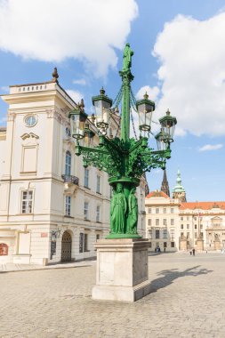 Prag, Çek Cumhuriyeti, 12 Mayıs 2024: Çek Cumhuriyeti 'nin Prag kentindeki Hradcanska Meydanı' nda sokak aydınlatması için gaz dekoratif şamdan