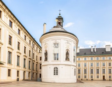 Prag, Çek Cumhuriyeti, 12 Mayıs 2024: Çek Cumhuriyeti 'nde Prag Kalesi yakınlarındaki İkinci Avlu' da Kutsal Haç Şapeli