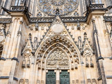 Çek Cumhuriyeti 'nde Prag' daki Yeni Kraliyet Sarayı yakınlarındaki St. Vitus Katedrali 'nin ana cephesinin alt kısmı.