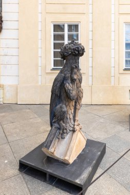 Heykellerden biri, Çek Cumhuriyeti 'nde Prag' daki Yeni Kraliyet Sarayı yakınlarındaki St. Vitus Katedrali 'nin önündeki avluda duruyor.