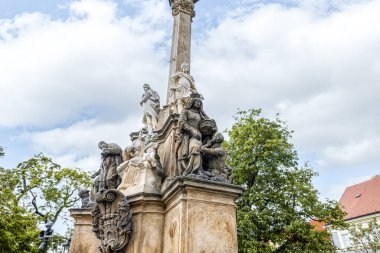 Prag, Çek Cumhuriyeti, 12 Mayıs 2024: Çek Cumhuriyeti 'nin Prag kentindeki Hradcanska Meydanı' ndaki Marian Veba Sütununun altındaki heykeller grubu