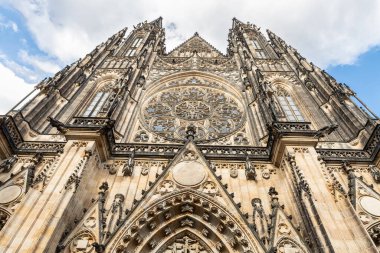 Çek Cumhuriyeti Prag 'daki Yeni Kraliyet Sarayı yakınlarındaki St. Vitus Katedrali' nin yükselen ön cephesi.