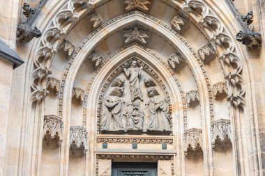 Çek Cumhuriyeti 'nde Prag' daki Yeni Kraliyet Sarayı yakınlarındaki Aziz Vitus Katedrali 'nin önünde taş oyulmuş dini bir sahne.