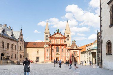 Prag, Çek Cumhuriyeti, 12 Mayıs 2024: Prag Şatosu 'nun üçüncü avlusunda St Vitus Katedrali yakınında bulunan Aziz Georges Bazilikası, Çek Cumhuriyeti