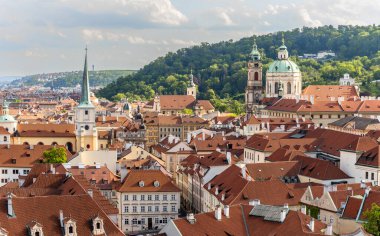 Prag 'daki Prag Şatosu' nun Prag 'daki üçüncü avlusunun kale koruma duvarından şehrin tarihi kısmının görüntüsü