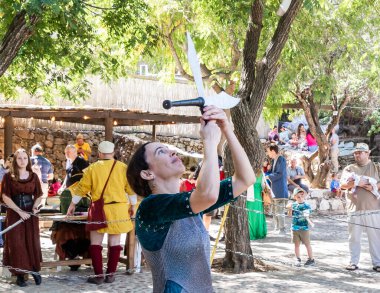 Kudüs, İsrail, 3 Ekim 2024: Bir festival katılımcısı her yıl Kudüs Şovalyeleri 2024 Kudüs İsrail 'de bıçaklarla gösteri yapıyor