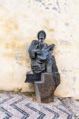 Prag, Çek Cumhuriyeti, 12 Mayıs 2024: Çek Cumhuriyeti Prag Şatosu 'nun üçüncü avlusundan merdivenlere uzanan Stone Karl Hasler Anıtı
