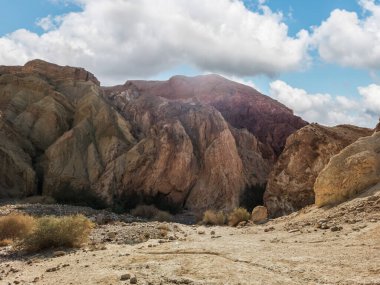 Kızıl Kanyon Doğa Koruma Alanı 'ndaki kızıl dağların doğal ihtişamı İsrail' in güneyindeki Eilat şehrinin yakınlarında.