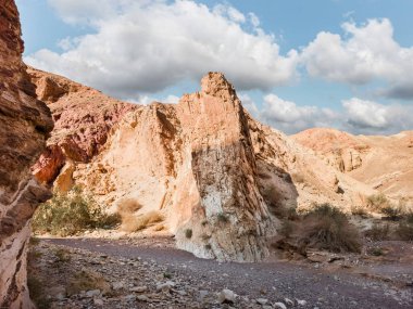 İsrail 'in güneyindeki Eilat şehrinin yakınlarındaki Kızıl Kanyon Doğa Rezervi' ndeki kızıl dağların doğal ihtişamı.