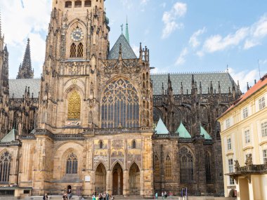 Prag, Çek Cumhuriyeti, 12 Mayıs 2024: Çek Cumhuriyeti 'nin Prag kentindeki Yeni Kraliyet Sarayı yakınlarındaki St. Vitus Katedrali' nin yan duvarı