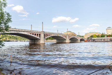 Prag, Çek Cumhuriyeti, 12 Mayıs 2024: Çek Cumhuriyeti 'nin Prag kentindeki Vltava Nehri' nin karşısındaki Manes Köprüsü 'nün setten görünüşü