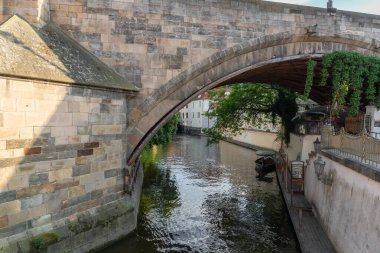 Prag, Çek Cumhuriyeti, 12 Mayıs 2024: Vltava Nehri Çek Cumhuriyeti 'nin Prag' ın tarihi bölümünde Charles Köprüsü 'nün altından akar.