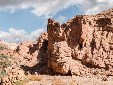 İsrail 'in güneyindeki Eilat şehrinin yakınlarındaki Kızıl Kanyon Doğa Koruma Alanı' ndaki dağların eşsiz ihtişamı.