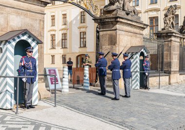 Prag, Çek Cumhuriyeti, 12 Mayıs 2024: Şeref kıtası müfrezesi, Çek Cumhuriyeti 'nin Prag kentindeki Yeni Kraliyet Sarayı' nın kapısı yakınlarındaki değişim töreninden sonra ayrılmaya hazırlanıyor.