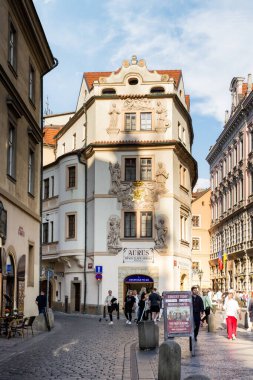 Prag, Çek Cumhuriyeti, 12 Mayıs 2024: Çek Cumhuriyeti 'nin Prag kentindeki Karlova Caddesi' ndeki Aurus Oteli