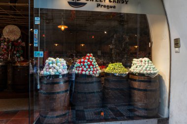 Prag, Çek Cumhuriyeti, 12 Mayıs 2024: Prag 'ın tarihi bölümünde Karlova Caddesi' nde şekerleme satan dükkan sergisi