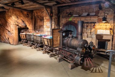 Prag, Çek Cumhuriyeti, 12 Mayıs 2024: Çek Cumhuriyeti 'nin Prag' ın tarihi kesimindeki Kaptan Şeker dükkanında eski bir buharlı lokomotif ve araba şeklinde durun.