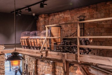 Prag, Çek Cumhuriyeti, 12 Mayıs 2024: Çek Cumhuriyeti 'nin Prag' ın tarihi bölümünde Kaptan Şeker dükkanında eski bir buharlı lokomotif ve arabalarla ayakta durun