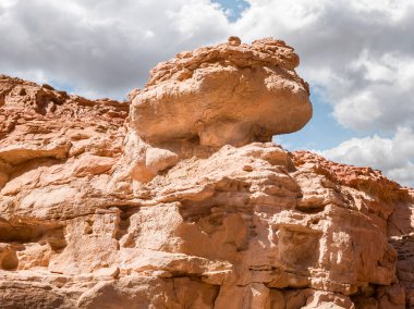 İsrail 'in güneyindeki Eilat şehrinin yakınlarındaki Kızıl Kanyon Doğa Koruma Alanı' ndaki dağların eşsiz ihtişamı.