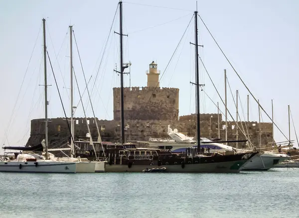 Rodos, Yunanistan, 01 Temmuz 2011: Yunanistan 'ın Rodos adasındaki Rodos şehrindeki Aziz Nicholas Kalesi yakınlarındaki iskeleye demirlediler