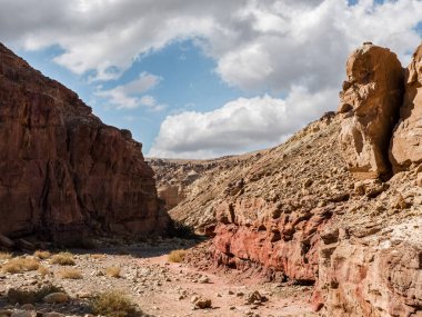 İsrail 'in güneyindeki Eilat şehrinin yakınlarındaki Kızıl Kanyon Doğa Rezervi' ndeki dağların tarifsiz görkemi.