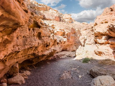 İsrail 'in güneyindeki Eilat şehrinin yakınlarındaki Kızıl Kanyon Doğa Koruma Alanı' ndaki dağların tarifsiz görkemi.