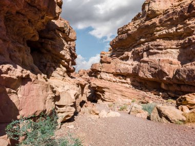 İsrail 'in güneyindeki Eilat şehrinin yakınlarındaki Kızıl Kanyon Doğa Rezervi' ndeki dağların tarifsiz görkemi.