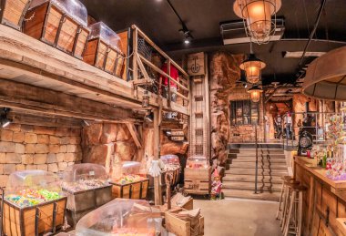 Prag, Çek Cumhuriyeti, 12 Mayıs 2024: Çek Cumhuriyeti 'nde Prag' ın tarihi bölümünde bulunan Kaptan Şeker dükkanının içi