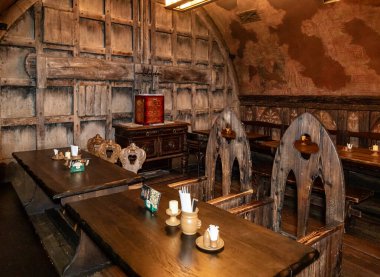 Prag, Çek Cumhuriyeti, 12 Mayıs 2024: Çek Cumhuriyeti 'nin Prag' ın eski bir kesimindeki ortaçağ taverna restoranı U Pavouka 'da antika gibi görünen ahşap mobilyalar