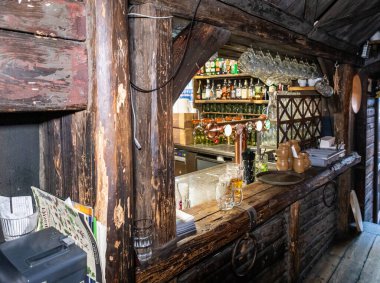 Prag, Çek Cumhuriyeti, 12 Mayıs 2024: Çek Cumhuriyeti 'nin Prag' ın eski bir kesimindeki ortaçağ tavernası U Pavouka restoranında ahşap bar tezgahı