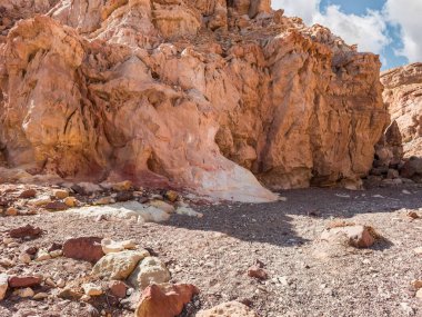 İsrail 'in güneyindeki Eilat şehrinin yakınlarındaki Kızıl Kanyon Doğa Koruma Alanı' ndaki dağların tarifsiz görkemi.