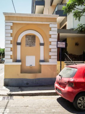 Rodos, Yunanistan, 01 Temmuz 2011: Yunanistan 'ın Rodos adasındaki Rodos şehrindeki Ioano Kazouli Caddesi' ndeki antik Osmanlı Çeşmesi