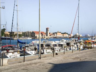 Rodos, Yunanistan, 01 Temmuz 2011: Yunanistan 'ın Rodos adasındaki Rodos kentinin tarihi limanına demir atma