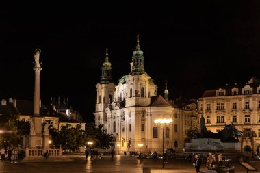 Prag, Çek Cumhuriyeti, 12 Mayıs 2024: Çek Cumhuriyeti 'nin Prag kentindeki Old Town Square' de Aziz Nicholas Kilisesi 'nin gece manzarası