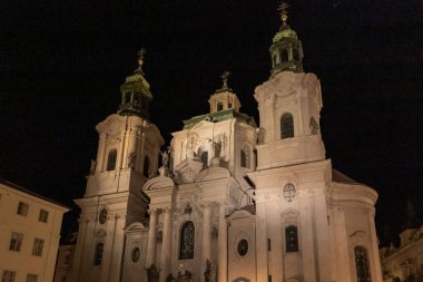 Çek Cumhuriyeti 'nin Prag' ın tarihi bölgesinde bulunan Eski Kasaba Meydanı 'ndaki Aziz Nicholas Kilisesi' nin gece manzarası