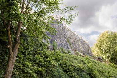 Prag 'dan arabayla Cesky Sternberk kalesinin etrafındaki koruyucu taş kale duvarı.