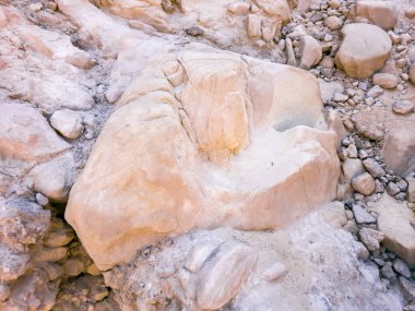 Kızıl Kanyon 'daki tuhaf bir kaya parçası İsrail' in güneyindeki Eilat şehrinin yakınlarında.