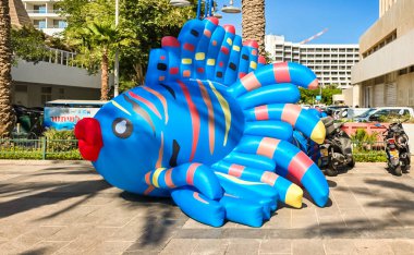 Eilat, İsrail, 18 Ekim 2024: Güney İsrail 'deki Eilat toprak setinde canlı heykeller festivalinde fotoğrafçılık için devasa şişirilebilir balık