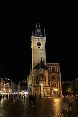 Prag, Çek Cumhuriyeti, 12 Mayıs 2024: Çek Cumhuriyeti 'nin Prag' ın tarihi kesimindeki Eski Şehir Meydanı 'ndaki Eski Şehir Salonu' nun Gece Görüşü
