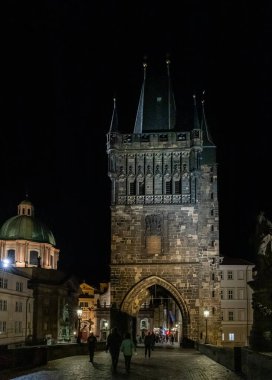 Prag, Çek Cumhuriyeti, 13 Mayıs 2024: Çek Cumhuriyeti 'nin Prag kentindeki Charles Köprüsü' nden Eski Şehir Köprüsü Kulesi 'ne gece görüşü