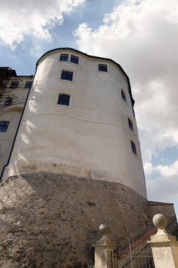 Prag, Çek Cumhuriyeti, 13 Mayıs 2024: Cesky Sternberk kalesinin canlı kulesi Prag 'dan bir saat uzaklıkta.