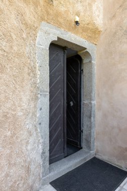 Prag, Çek Cumhuriyeti, 13 Mayıs 2024: Prag 'dan bir saat uzaklıkta Cesky Sternberk kalesinin canlı kulesinin yan girişi