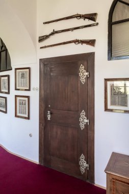 Prag, Çek Cumhuriyeti, 13 Mayıs 2024: Prag 'dan arabayla bir saat uzaklıktaki Cesky Sternberk kalesinin duvarlarında gazete kupürleri ve silahlarla dolu üst kat