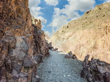 İsrail 'in güneyindeki Eilat şehrinin yakınlarındaki Kızıl Kanyon Doğa Rezervi' ndeki dağların tarifsiz görkemi.