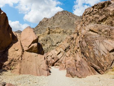 İsrail 'in güneyindeki Eilat şehrinin yakınlarındaki Kızıl Kanyon Doğa Rezervi' ndeki dağların tarifsiz görkemi.