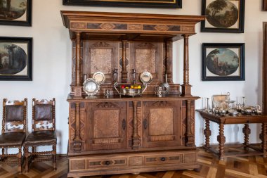 Prag, Çek Cumhuriyeti, 13 Mayıs 2024: Dekoratif gümüş takımlar Cesky Sternberk Şatosu 'ndaki odalardan birinde duruyor ve Prag' dan buraya saatler sürüyor.