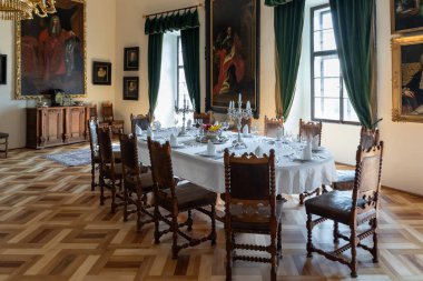 Prag, Çek Cumhuriyeti, 13 Mayıs 2024: Cesky Sternberk kalesindeki yemek odasında servis masası ve Prag 'dan arabayla birkaç saat uzaklıkta.