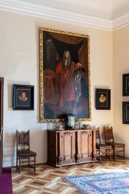 Prag, Çek Cumhuriyeti, 13 Mayıs 2024: Prag 'dan arabayla bir saat uzaklıktaki Cesky Sternberk şatosunun misafir odasındaki duvarlarda dekoratif mobilya ve tablolar